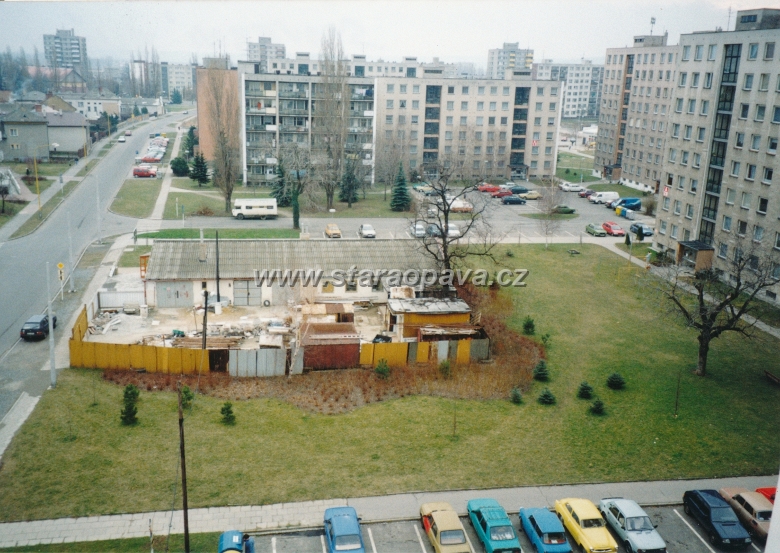 rolnicka (29).jpg - Rolnická (vlevo) a Šrámkova ulice na fotografii z roku 1998.